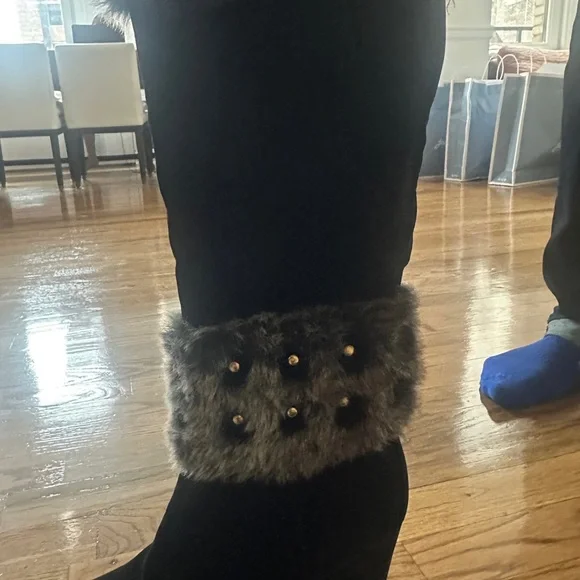 Elegant Black Wedge Boots with Faux Fur Trim - Picture 3 of 12